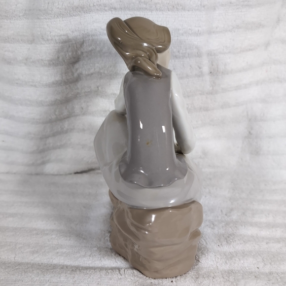 Lladro NAO Girl Watching Dove Bird Statue Figurine 1981 Porcelain Figure Spain - Picture 2 of 9